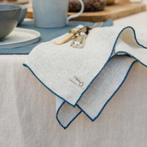 Serviette mit Rollsaum