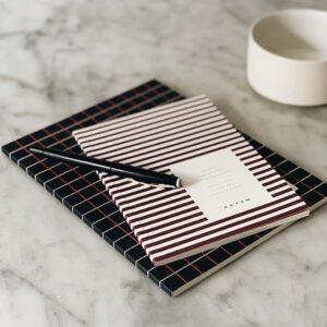 Notizheft bordeaux, gestreift, mit gepunktet Seiten in Vintage Look, mit softem Cover.