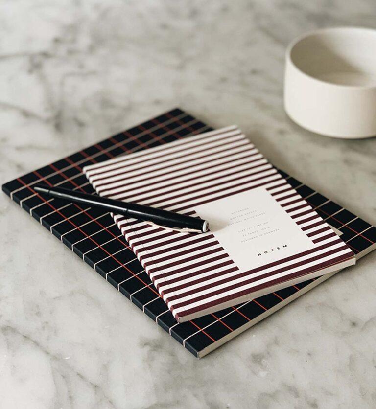 Notizheft bordeaux, gestreift, mit gepunktet Seiten in Vintage Look, mit softem Cover.