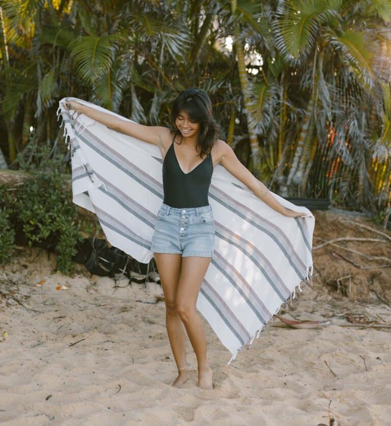 Unser Badetuch wird von erfahrenen Kunsthandwerkern aus hochwertiger, ethisch einwandfreier Baumwolle handgewebt.