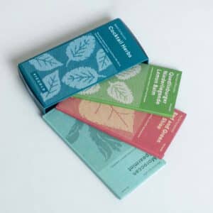 Piccolo bietet Gemüse- und Pflanzensamen an, die speziell für den Topfanbau entwickelt wurden: kompakte Zwergsorten, die sich für Terrassengärten eignen. Das ausgewählte Saatgut wird mit nachhaltigen und vollständig recycelbaren Materialien verpackt.