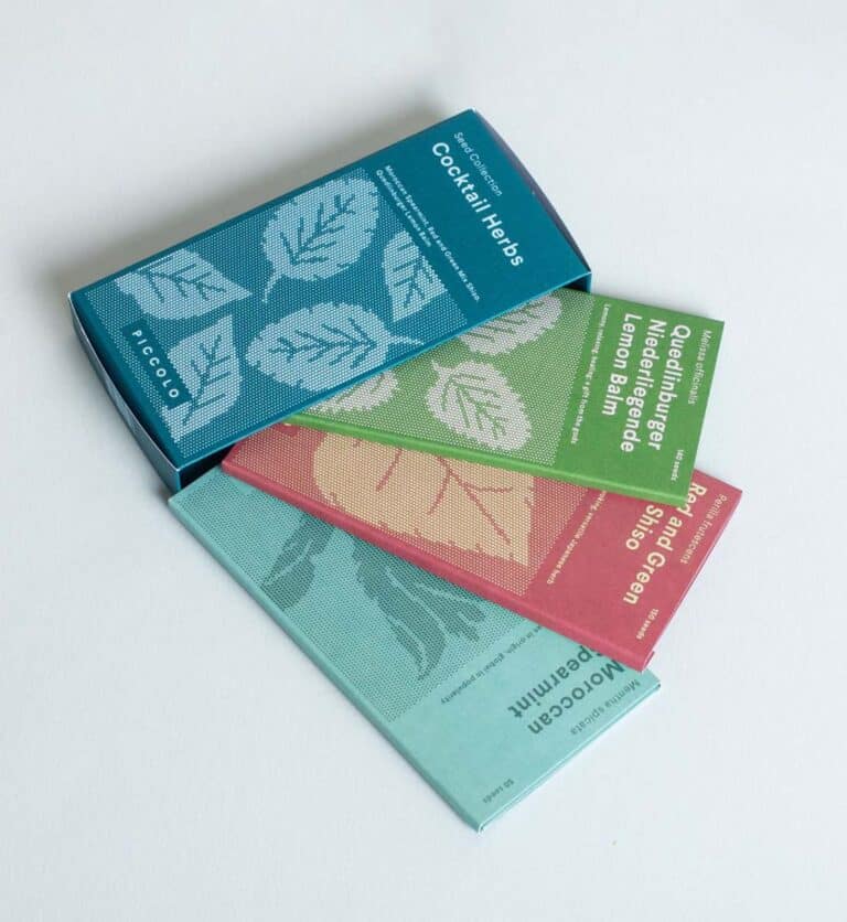 Piccolo bietet Gemüse- und Pflanzensamen an, die speziell für den Topfanbau entwickelt wurden: kompakte Zwergsorten, die sich für Terrassengärten eignen. Das ausgewählte Saatgut wird mit nachhaltigen und vollständig recycelbaren Materialien verpackt.