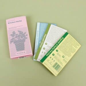 Piccolo bietet Gemüse- und Pflanzensamen an, die speziell für den Topfanbau entwickelt wurden: kompakte Zwergsorten, die sich für Terrassengärten eignen. Das ausgewählte Saatgut wird mit nachhaltigen und vollständig recycelbaren Materialien verpackt.