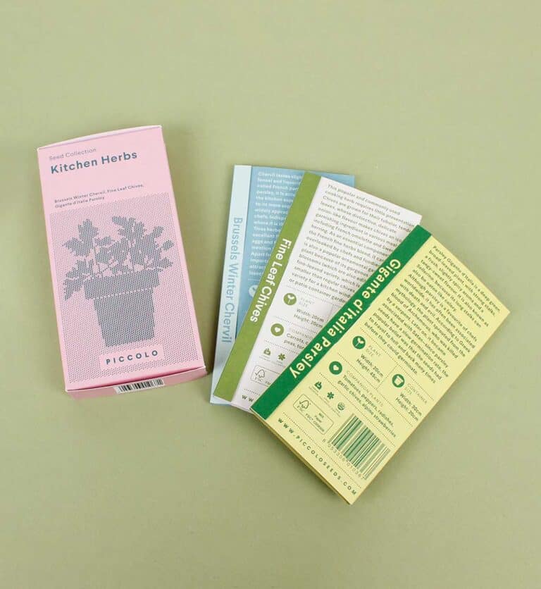 Piccolo bietet Gemüse- und Pflanzensamen an, die speziell für den Topfanbau entwickelt wurden: kompakte Zwergsorten, die sich für Terrassengärten eignen. Das ausgewählte Saatgut wird mit nachhaltigen und vollständig recycelbaren Materialien verpackt.